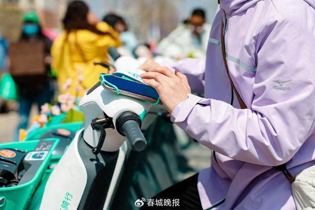 支架”再升级提升昆明用户骑游体验爱游戏最新滴滴青桔电单车“手机(图1)